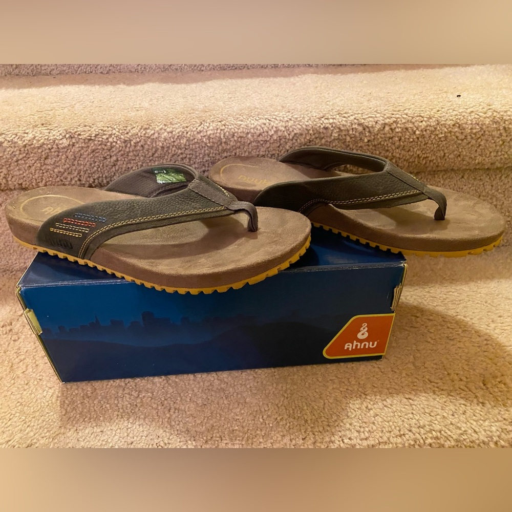 NEW Men’s Anhu Flip Flops Size 8